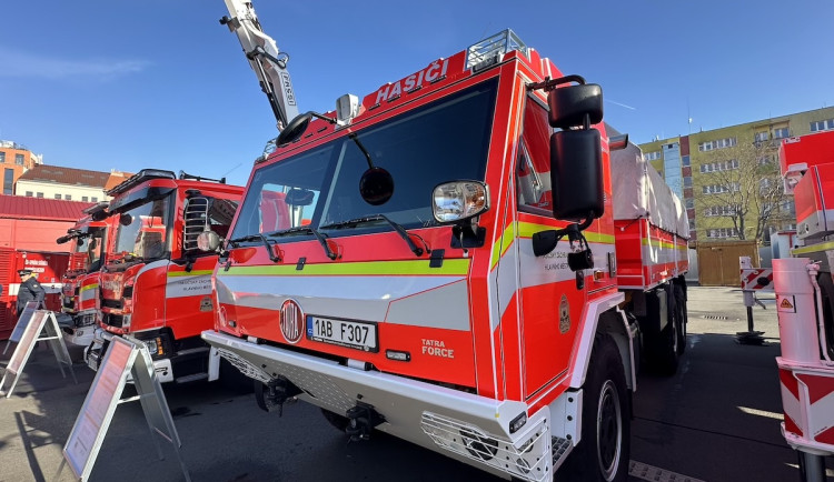 Pražští hasiči pořídili novou techniku za víc než čtvrt miliardy