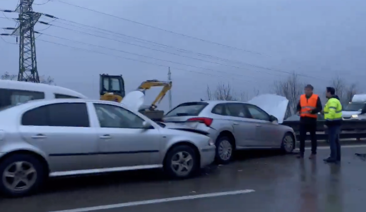 Při hromadné nehodě se srazilo pět aut.