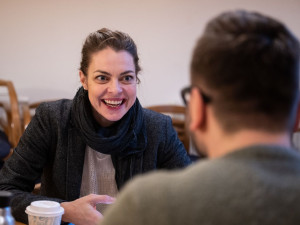 Ve Vršovickém divadle MANA ožívá bytové divadlo. Herci zvou na komedie ve věži i v suterénu