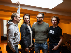 Ve Vršovickém divadle MANA ožívá bytové divadlo. Herci zvou na komedie ve věži i v suterénu