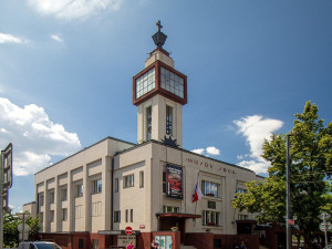 Ve Vršovickém divadle MANA ožívá bytové divadlo. Herci zvou na komedie ve věži i v suterénu