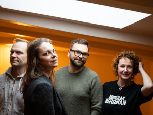 Ve Vršovickém divadle MANA ožívá bytové divadlo. Herci zvou na komedie ve věži i v suterénu