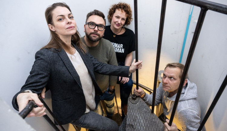 Ve Vršovickém divadle MANA ožívá bytové divadlo. Herci zvou na komedie ve věži i v suterénu