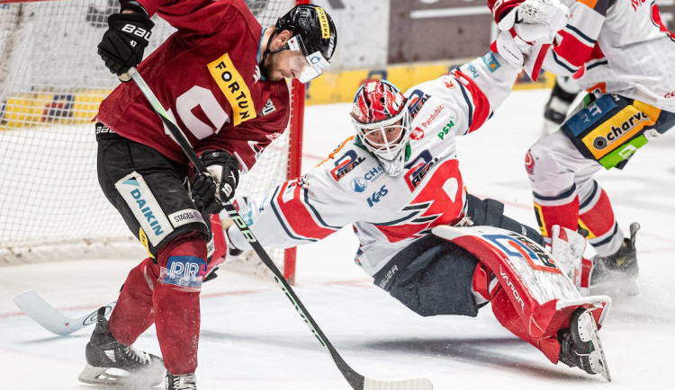 Hokejisté Sparty vyhráli ve šlágru kola v Pardubicích a snížili ztrátu na Dynamo