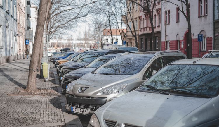 Centrální pražské městské části mají výhrady k úpravám systému parkování
