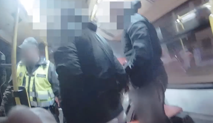 VIDEO: Strážníci načapali sprejery při ničení zdi. Ti před nimi chtěli ujet autobusem