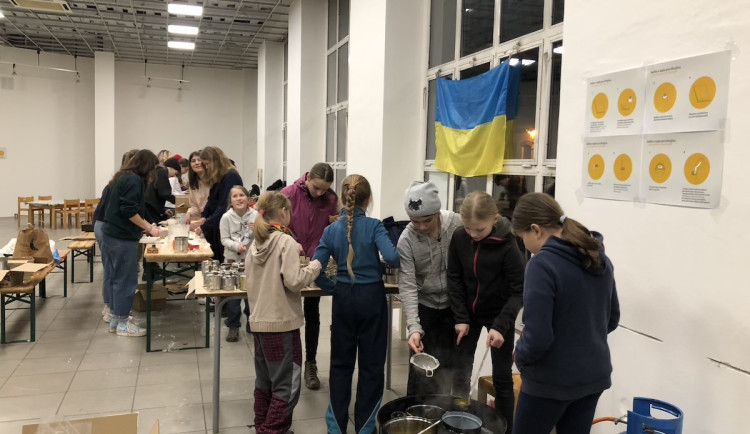Skauti v Praze vyrábí svíčky pro Ukrajinu, vyzývají veřejnost ke spolupráci