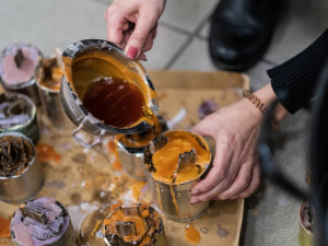 Skauti v Praze vyrábí svíčky pro Ukrajinu, vyzývají veřejnost ke spolupráci