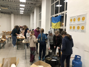 Skauti v Praze vyrábí svíčky pro Ukrajinu, vyzývají veřejnost ke spolupráci