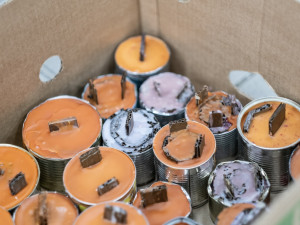 Skauti v Praze vyrábí svíčky pro Ukrajinu, vyzývají veřejnost ke spolupráci