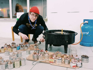 Skauti v Praze vyrábí svíčky pro Ukrajinu, vyzývají veřejnost ke spolupráci