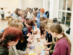 Skauti v Praze vyrábí svíčky pro Ukrajinu, vyzývají veřejnost ke spolupráci