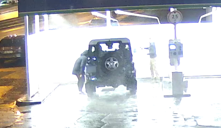 Zloděj vzal peněženku z předního sedadla.