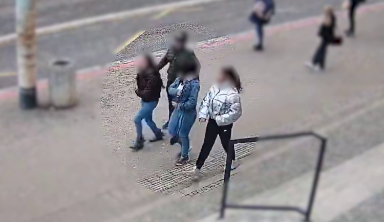 VIDEO: Parta dívek zaútočila na školačku. Přišla o mobil za třicet tisíc