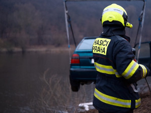 VIDEO: Řidiči sjelo auto do Vltavy, vytáhnout ho museli hasiči