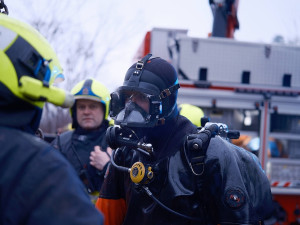 VIDEO: Řidiči sjelo auto do Vltavy, vytáhnout ho museli hasiči