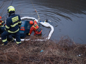 VIDEO: Řidiči sjelo auto do Vltavy, vytáhnout ho museli hasiči