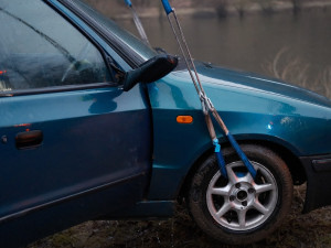 VIDEO: Řidiči sjelo auto do Vltavy, vytáhnout ho museli hasiči