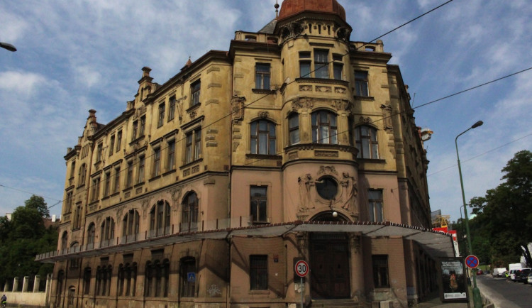 Budova Klárova ústavu slepců u úřadu vlády se dočká rekonstrukce. Hledají jejího projektanta