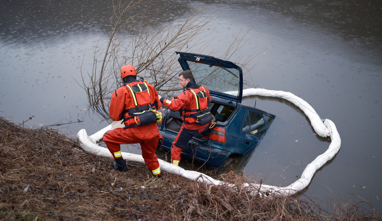 VIDEO: Řidiči sjelo auto do Vltavy, vytáhnout ho museli hasiči