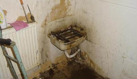 Plíseň, špína, sklad haraburdí. Stav baru u strahovských kolejí inspektory zaskočil