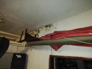 Plíseň, špína, sklad haraburdí. Stav baru u strahovských kolejí inspektory zaskočil