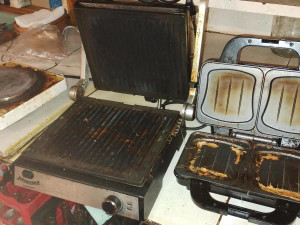 Plíseň, špína, sklad haraburdí. Stav baru u strahovských kolejí inspektory zaskočil