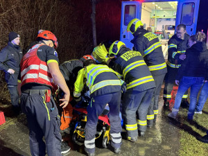 VIDEO: Žena se propadla do kanálu, ven ji vytáhli na kladce