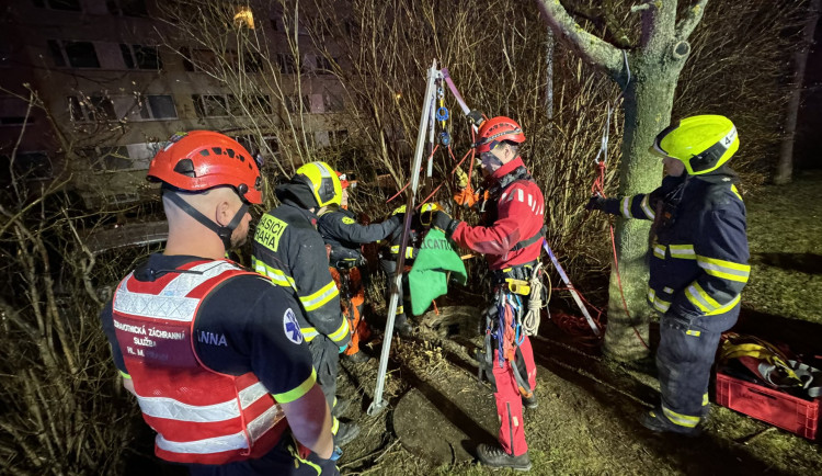 VIDEO: Žena se propadla do kanálu, ven ji vytáhli na kladce