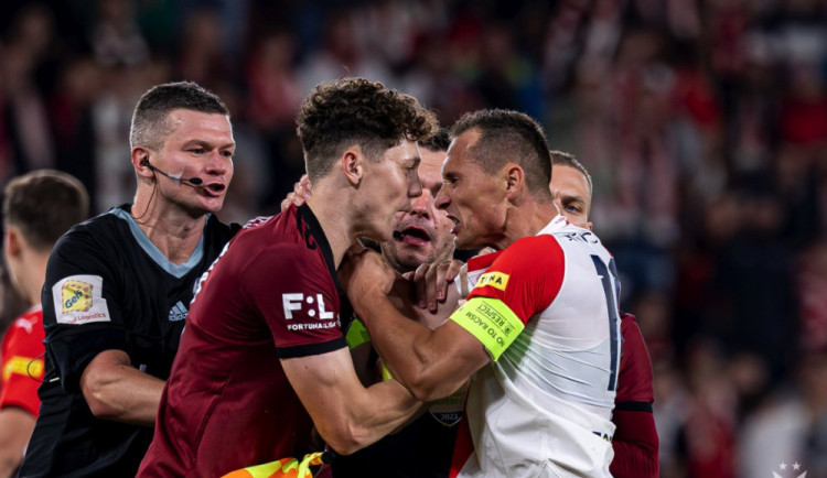 Bookmakeři favorizují po zimě na titul Spartu, více sázek ale míří na Slavii