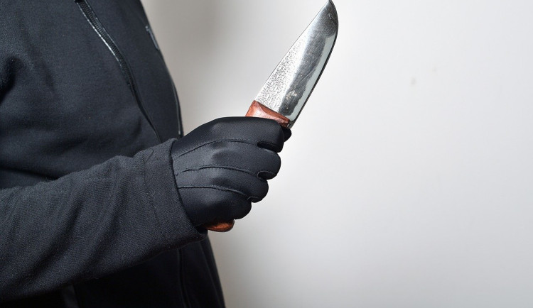 Můžu ochutnat tvoji krev? Na zvrhlého zákazníka s nožem zavolal barman strážníky