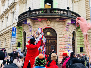 Výroba masek a pohádka pro děti odstartovaly dnešní žižkovský masopust