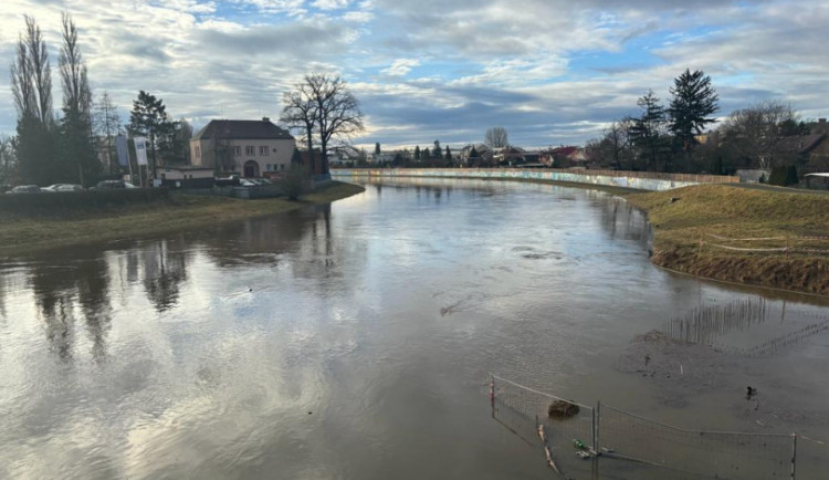 Morava je v Olomouci na prvním stupni a hladina dál stoupá. Město to zvládne, ubezpečují úřady