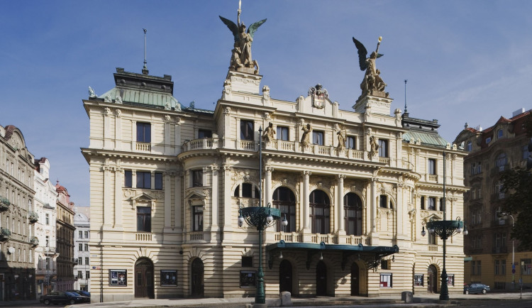 Divadlo sídlí na Náměstí Míru.