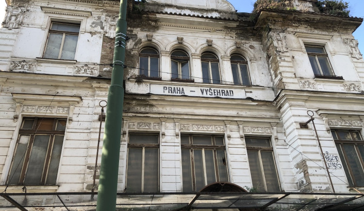 Nádraží Vyšehrad má nového majitele. Budoucnost budovy s ním bude řešit i vedení Prahy 2