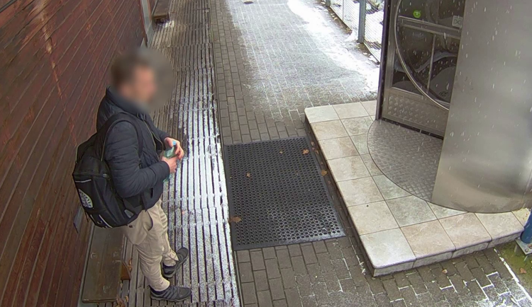 VIDEO: Čerstvě propuštěný zloděj vykradl za pár dnů několik míst. Přišel si na dvě stě tisíc