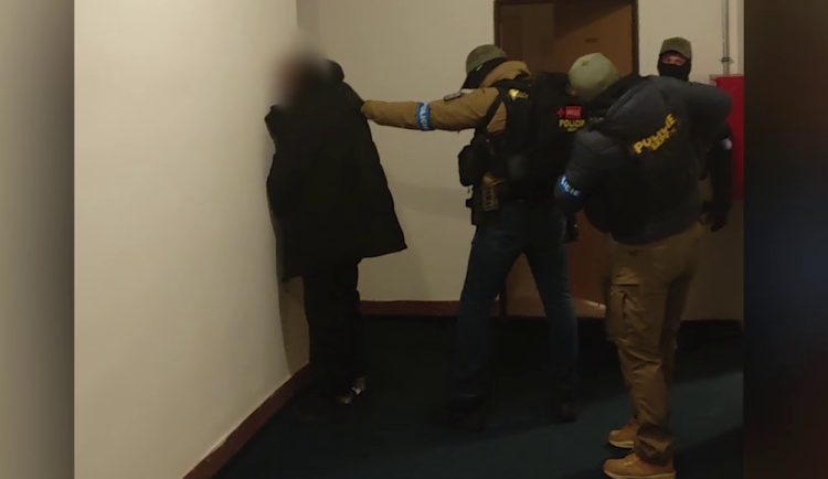 VIDEO: Dvojice slibovala bezdomovci práci a byt. Místo toho ho uspala a okradla o poslední peníze