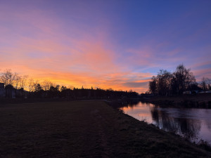 Rudě zbarvené nebe ráno i večer. Jak vznikají červánky? A o čem vypovídají?