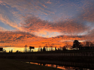 Rudě zbarvené nebe ráno i večer. Jak vznikají červánky? A o čem vypovídají?
