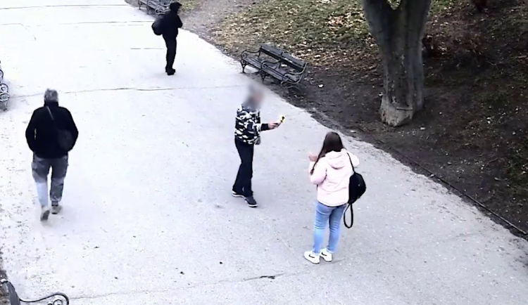 Muž nejdřív ohrožoval ženu hořícími novinami, pak pěstmi.