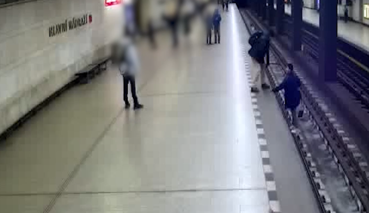 VIDEO: Neznámý muž bránil druhému vylézt z kolejiště metra. Pak ho do něj shodil