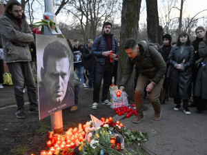 Před ruským velvyslanectvím se sešlo na 200 lidí, aby uctili Navalného