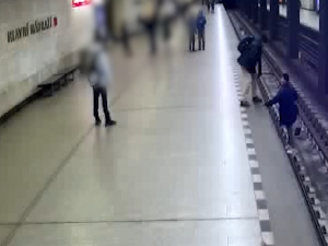 VIDEO: Neznámý muž bránil druhému vylézt z kolejiště metra. Pak ho do něj shodil