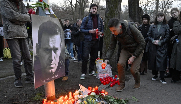 Před ruským velvyslanectvím se sešlo na 200 lidí, aby uctili Navalného