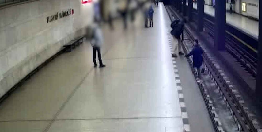 Video Neznámý Muž Bránil Druhému Vylézt Z Kolejiště Metra Pak Ho Do Něj Shodil 0413