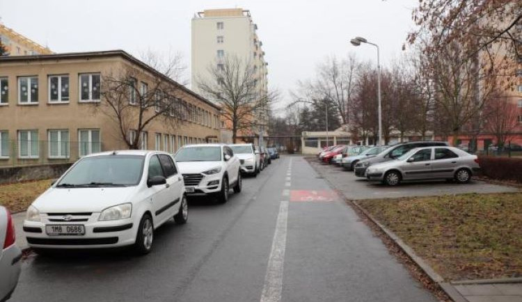 Nové lampy si posvítí na problémovou mládež, opilce a bezdomovce za nákupní galerií v Přerově