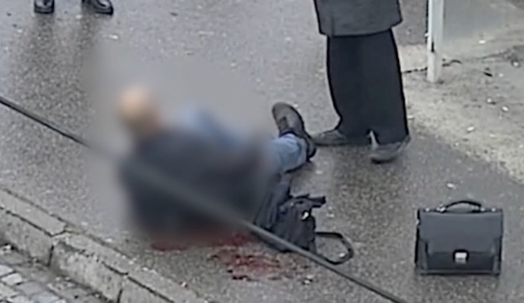 VIDEO: Agresor bezdůvodně tvrdě napadl seniora a nechal ho ležet na zemi. Policie hledá svědky