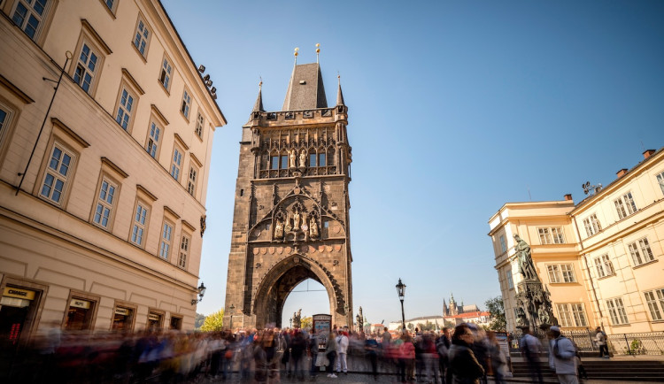 Odborníci prozkoumají Staroměstskou mosteckou věž v Praze a opraví okna