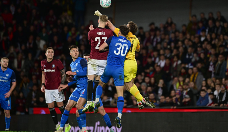 Fotbalisté Sparty porazili Liberec 2:1 a nadále vedou tabulku o čtyři body