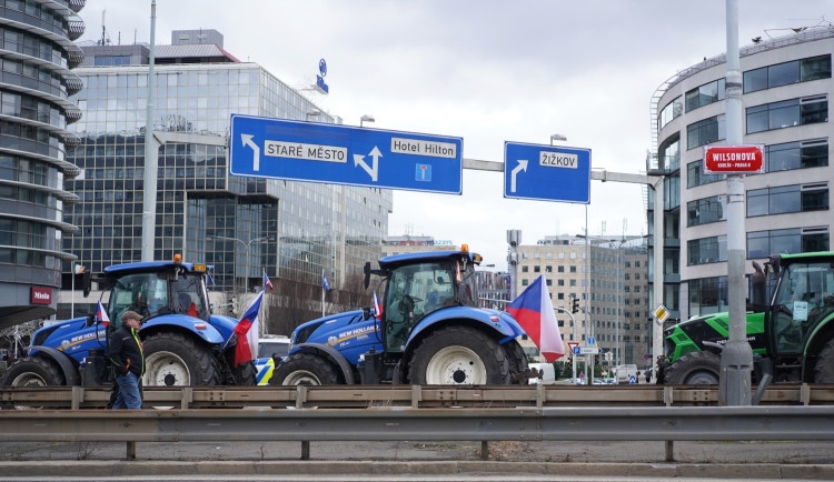 FOTOGALERIE: Traktory, vlajky a guláš. Podívejte se, jak vypadal protest zemědělců v Praze